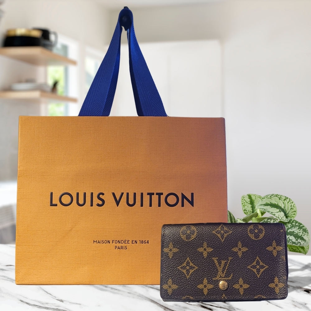 Louis Vuitton Tresor Monogram Wallet Includes COA
